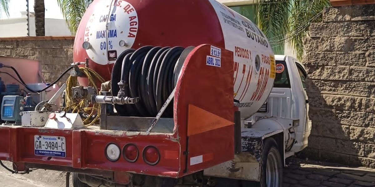 Pipa de gas choca contra casa y derriba muro
