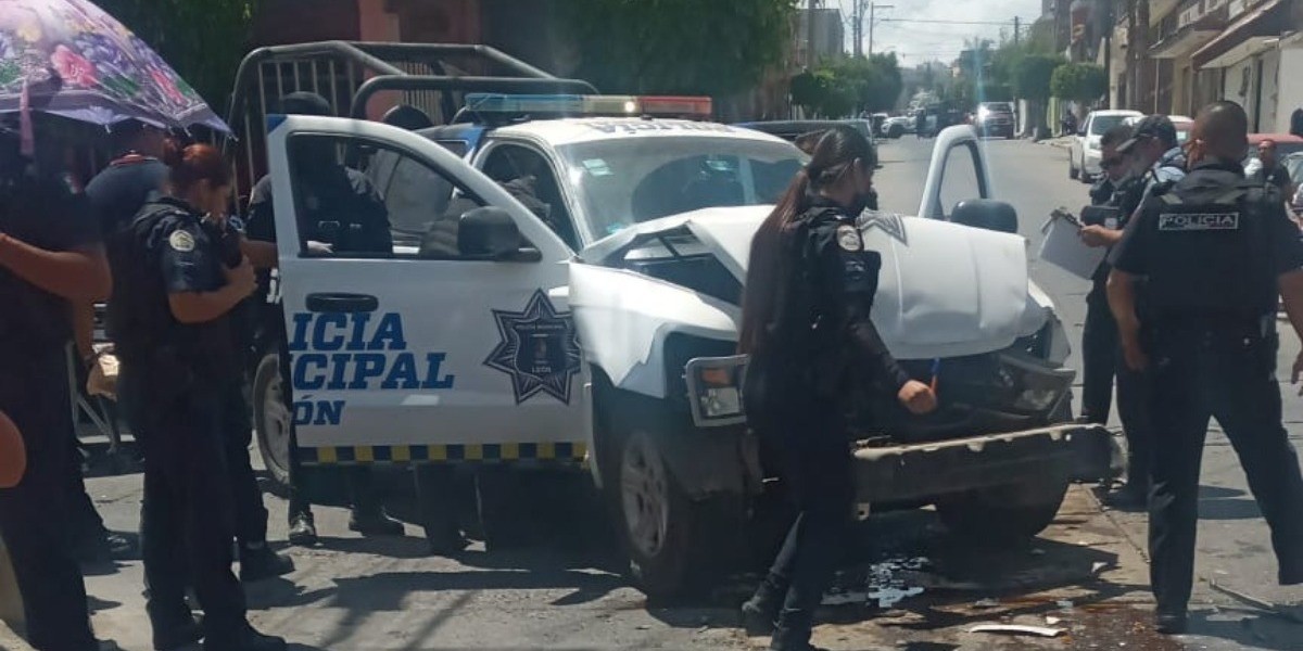 Choca patrulla contra camión refresquero