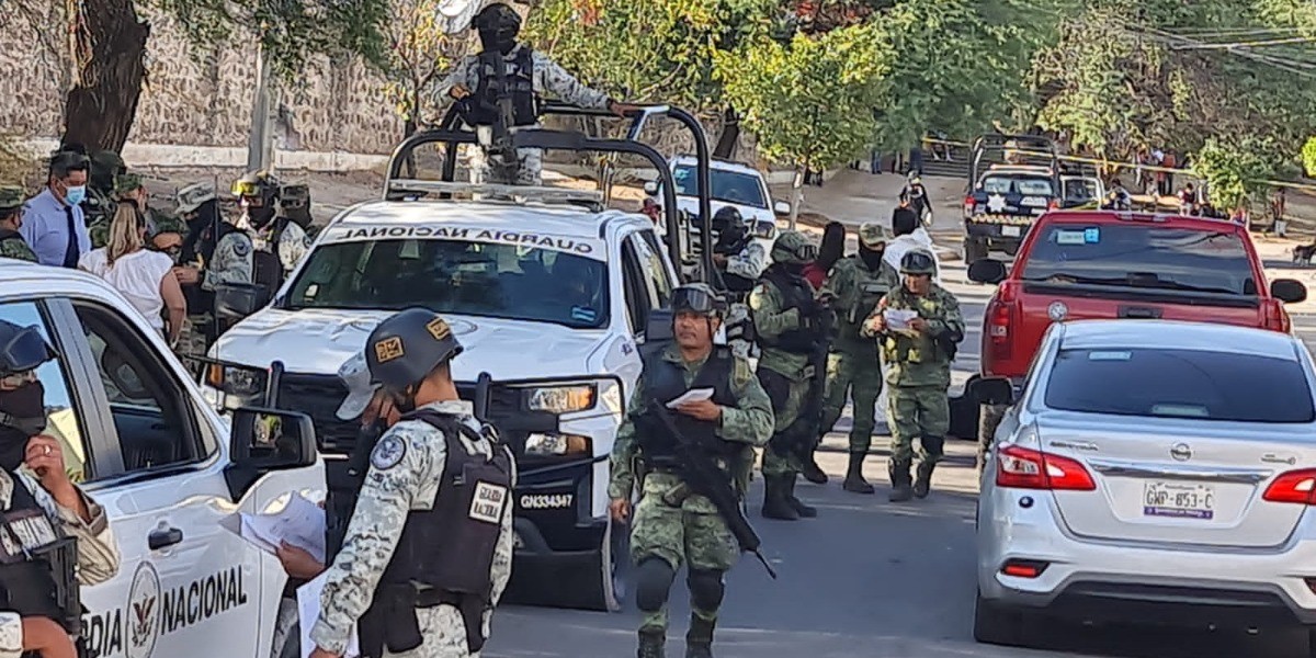 Dispara elemento de la Guardia Nacional contra estudiantes de la UG y mata a uno