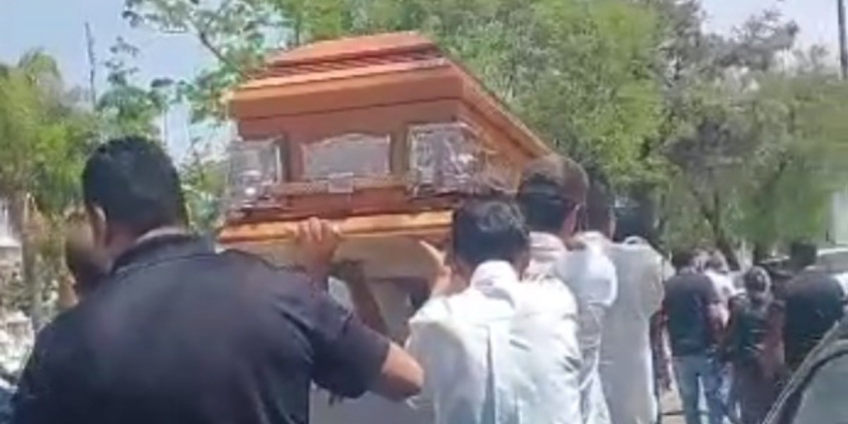 Despiden al taxista fallecido en choque