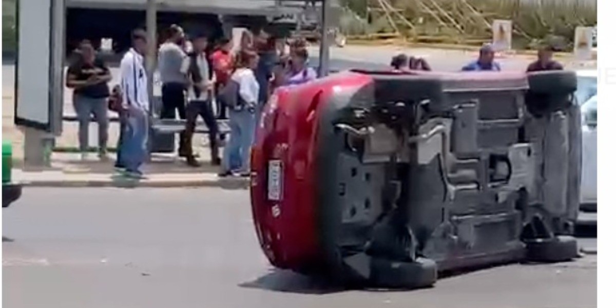 Conductor imprudente causa volcadura en bulevar Aeropuerto