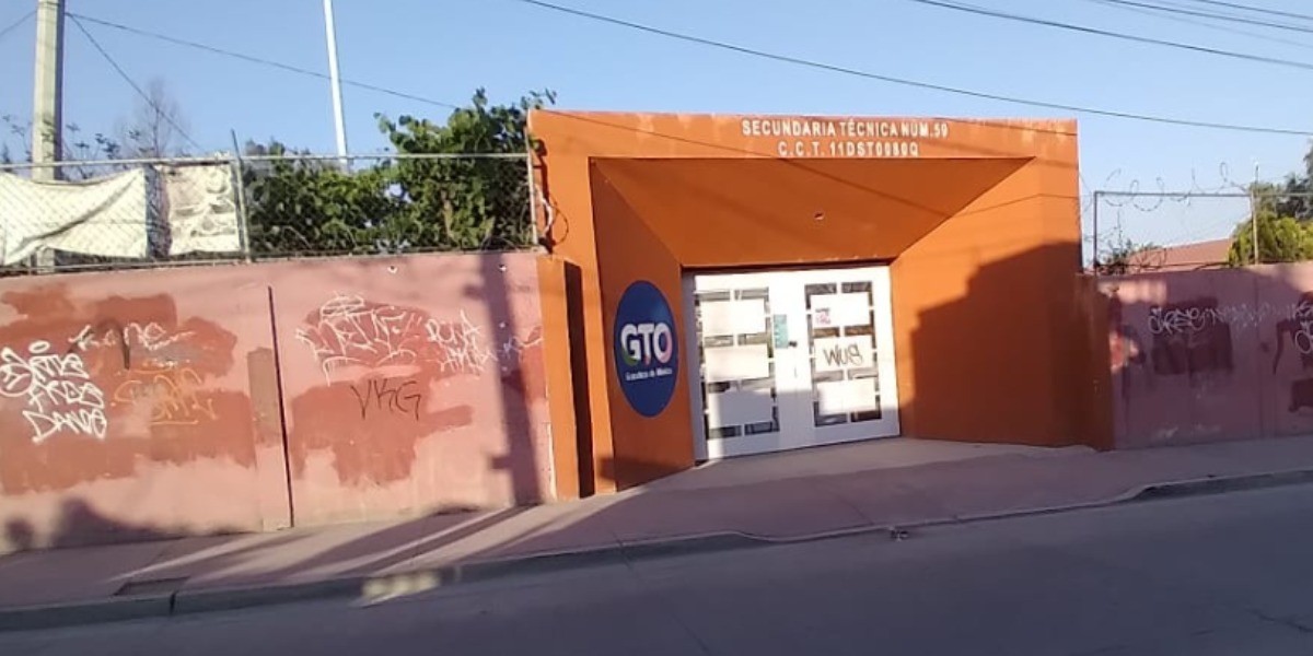 Machetean a maestro en asalto dentro de secundaria