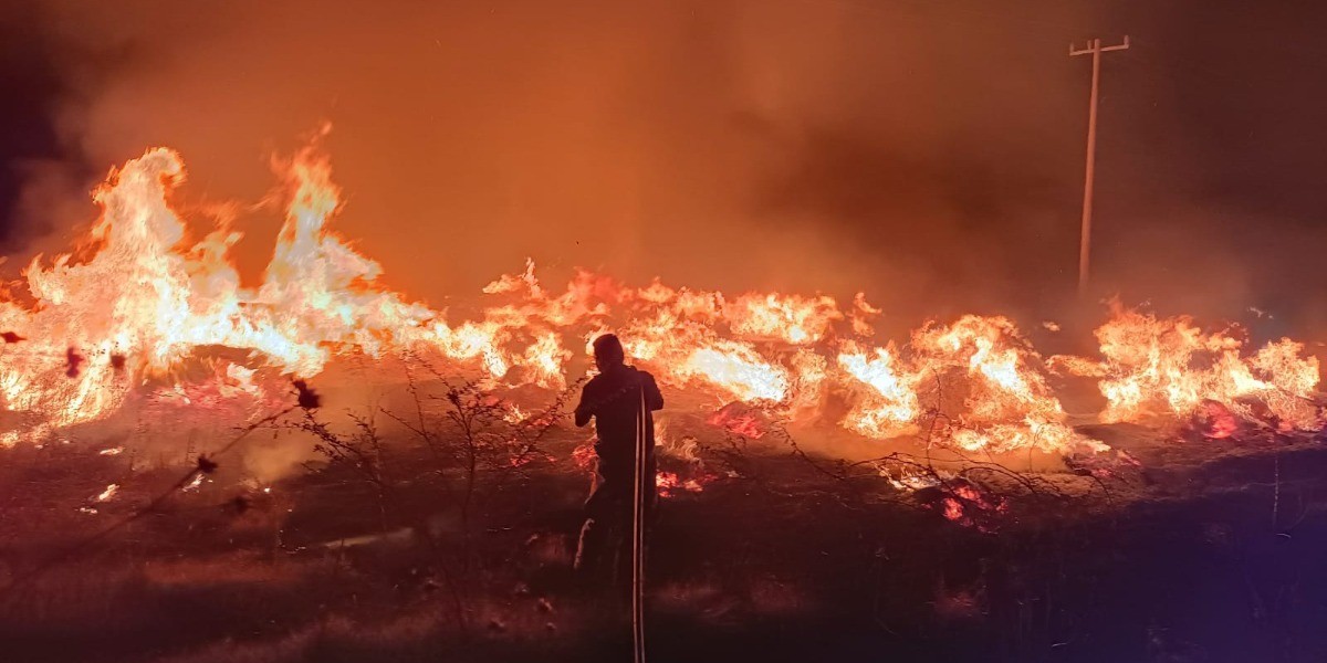 Se registra fuerte incendio camino a Providencia