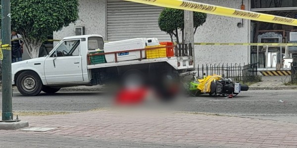 Fallece motociclista al chocar con camioneta y ser atropellado por camión urbano
