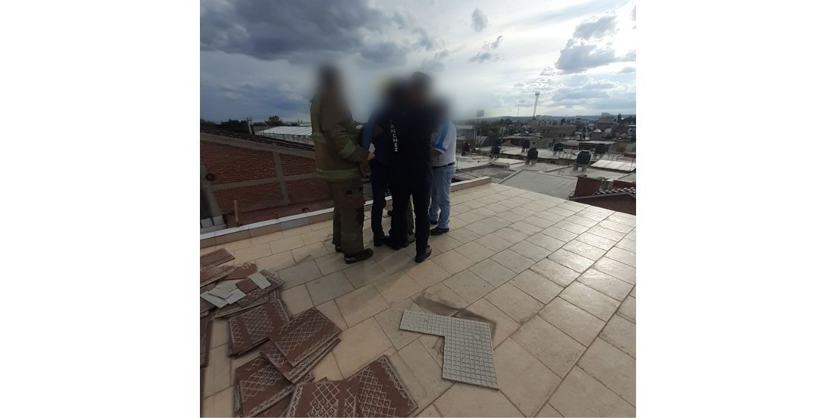 Salvan a joven que quería lanzarse de un tercer piso