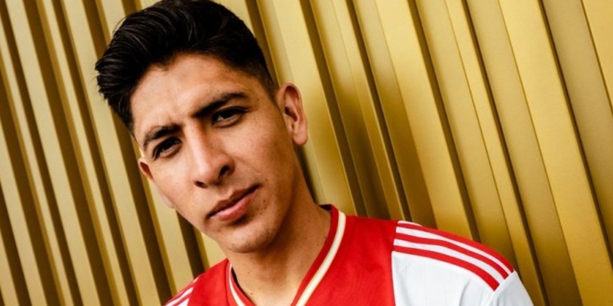 Edson Álvarez presentó el nuevo uniforme del Ajax