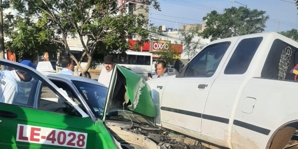 Se registra choque múltiple frente a Hospital de Alta Especialidad