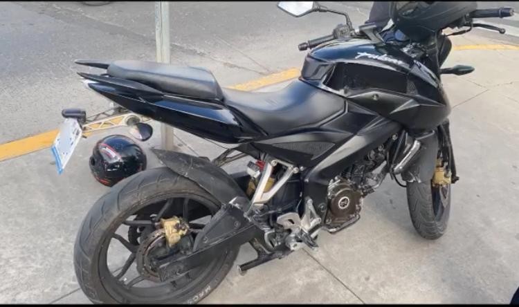 ¿Motociclistas con el número de placa en el casco?
