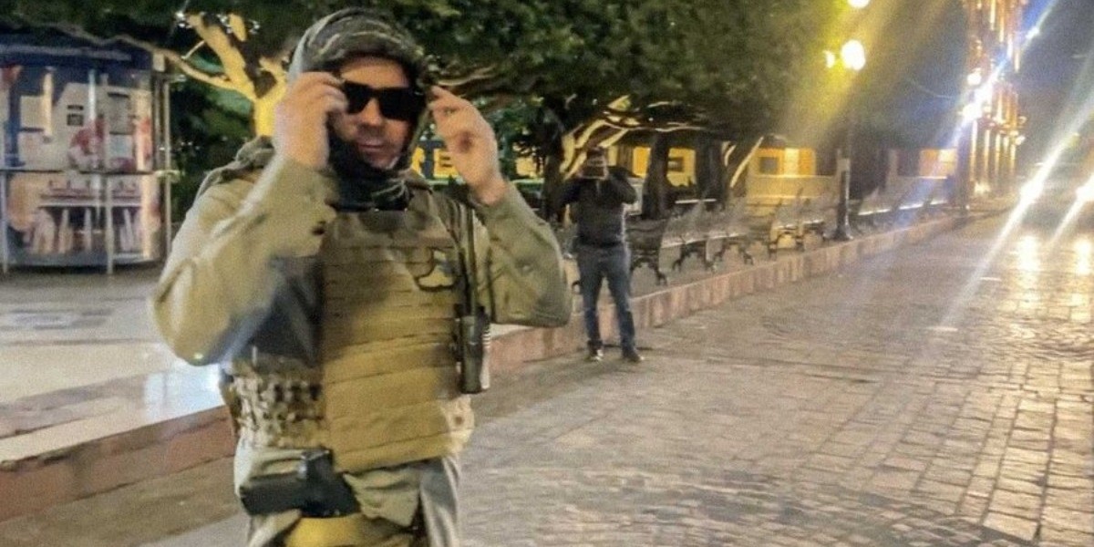 Se defiende Navarro de críticas por 'outfit' durante noche violenta y portar arma