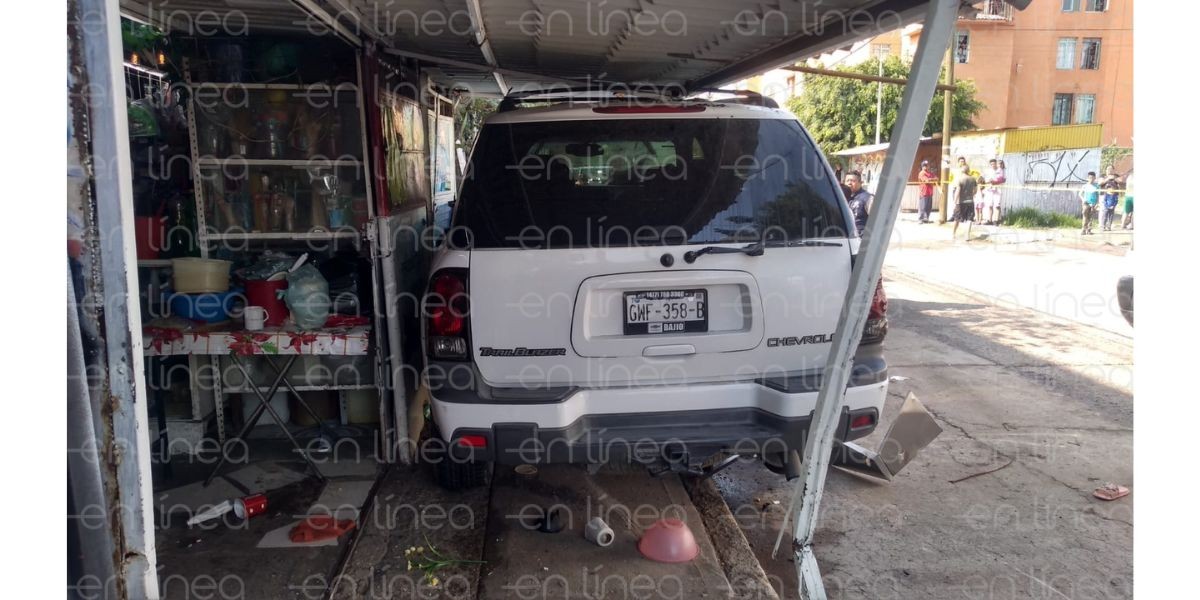 Menor choca contra puesto de comida y arrolla a siete personas