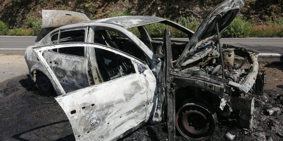 Arde vehículo en la carretera de Sierra de Lobos