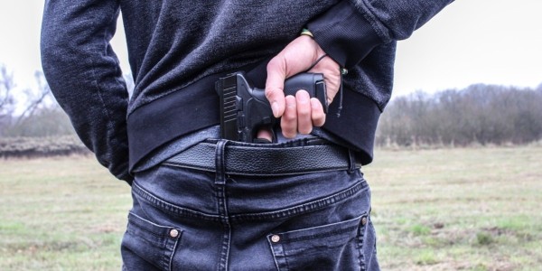 A punta de pistola, roban relojes a familia en un semáforo frente a centro comercial