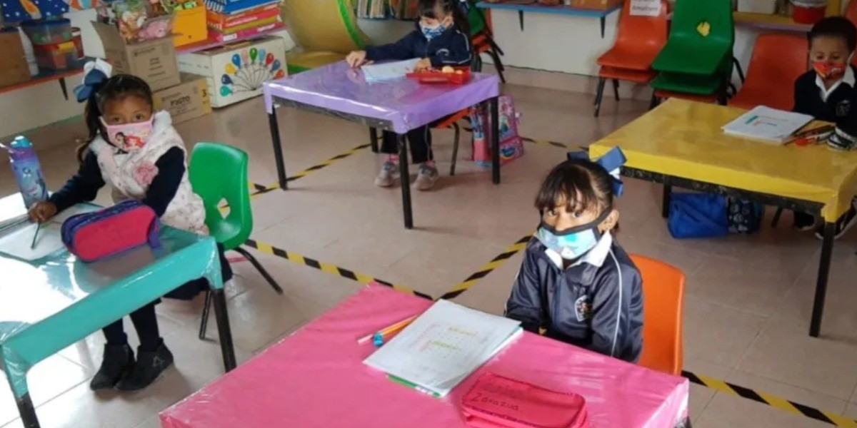 Alumnos deberán usar cubrebocas en las aulas