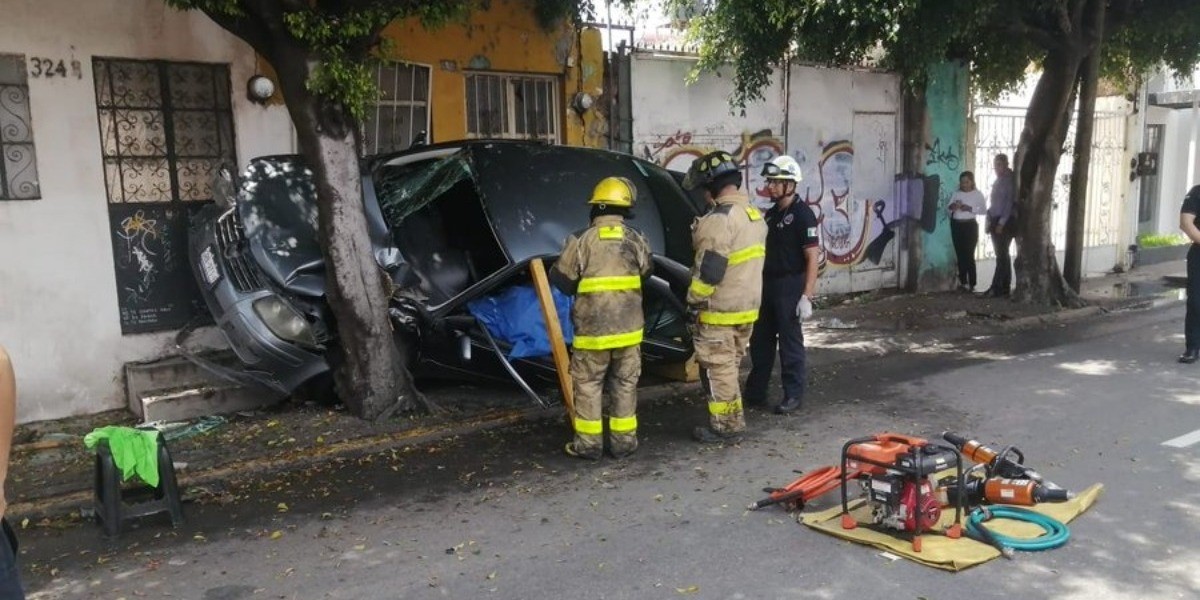 Muere hombre mientras conducía y choca en San Juan de Dios