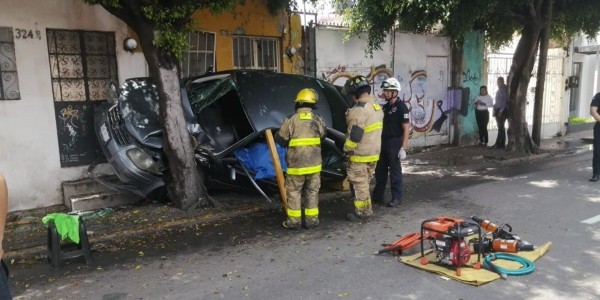 Muere hombre mientras conducía y choca en San Juan de Dios