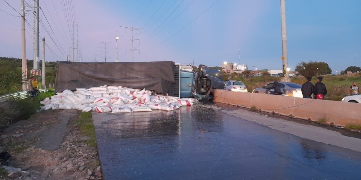 Vuelca tráiler cargado con azúcar