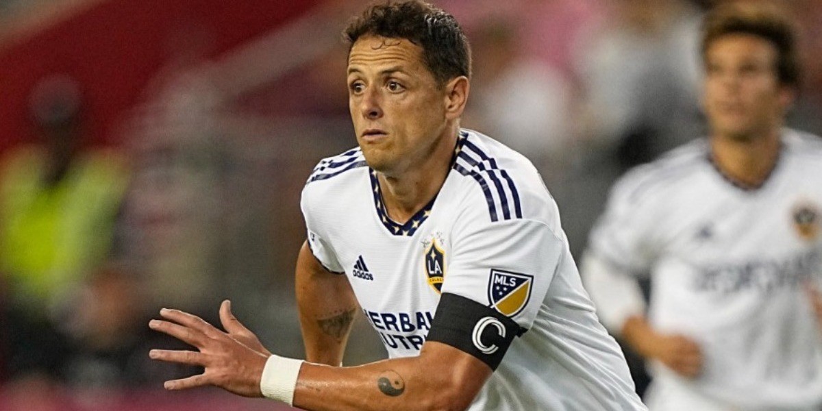 Chicharito Hernández marcó doblete y falló penal