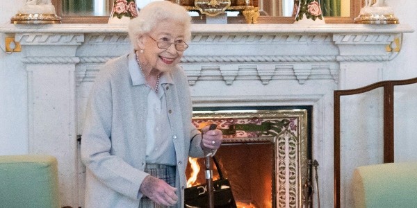 Alarma salud de la reina Isabel II