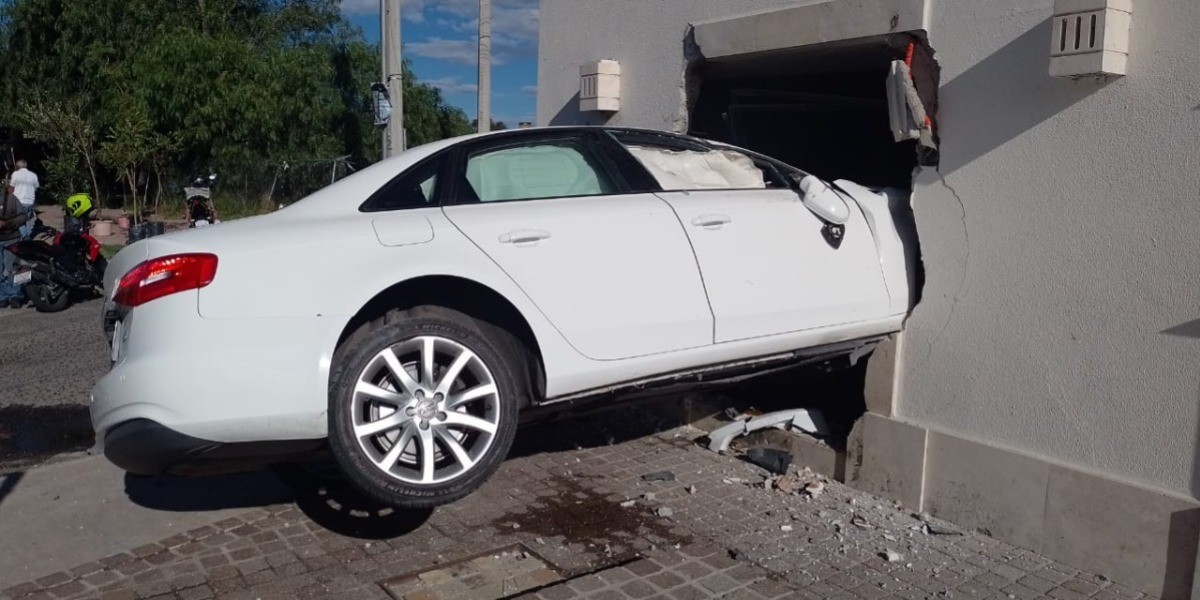 'Clava' auto en Placita del Campestre; llevó auto a la agencia y ¡se quedó pegado el acelerador!