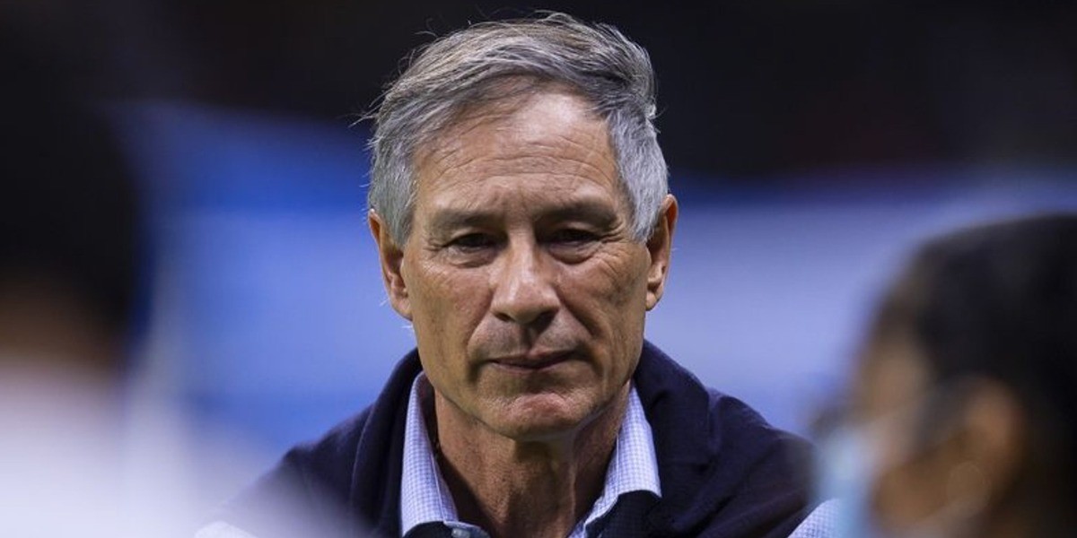 Pumas tendría el ojo en Ariel Holan