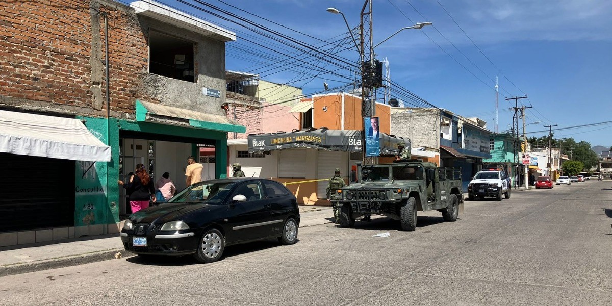 Atacan a balazos a conductor de auto en Jardines de San Pedro