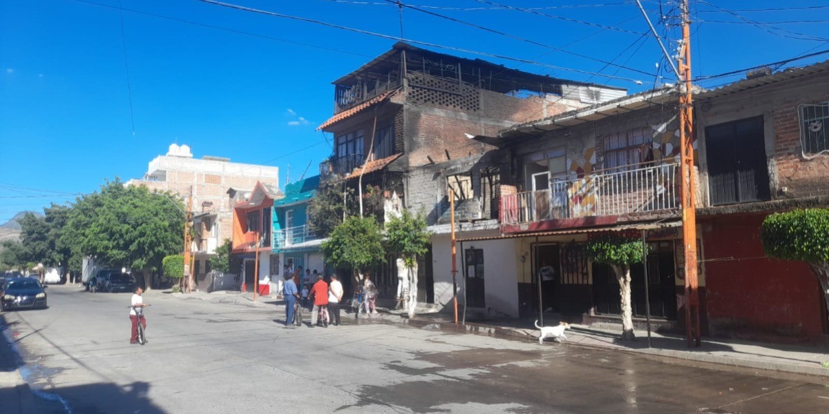 Incendio consume casa en León l