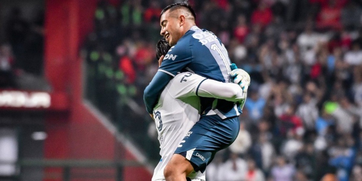 Pachuca, con una mano en el trofeo
