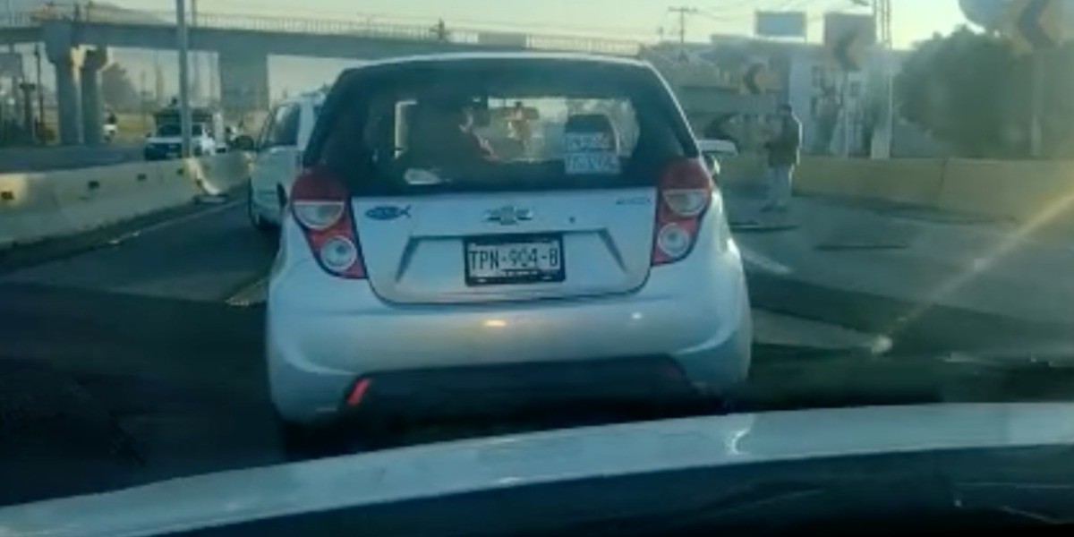 Tráiler ocasiona caos vial en la curva de El Potrero