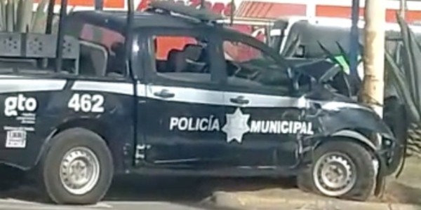 Se impacta patrulla con poste en la colonia La Piscina