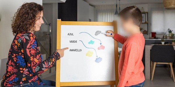 Causa confinamiento retrasos en el lenguaje de los niños