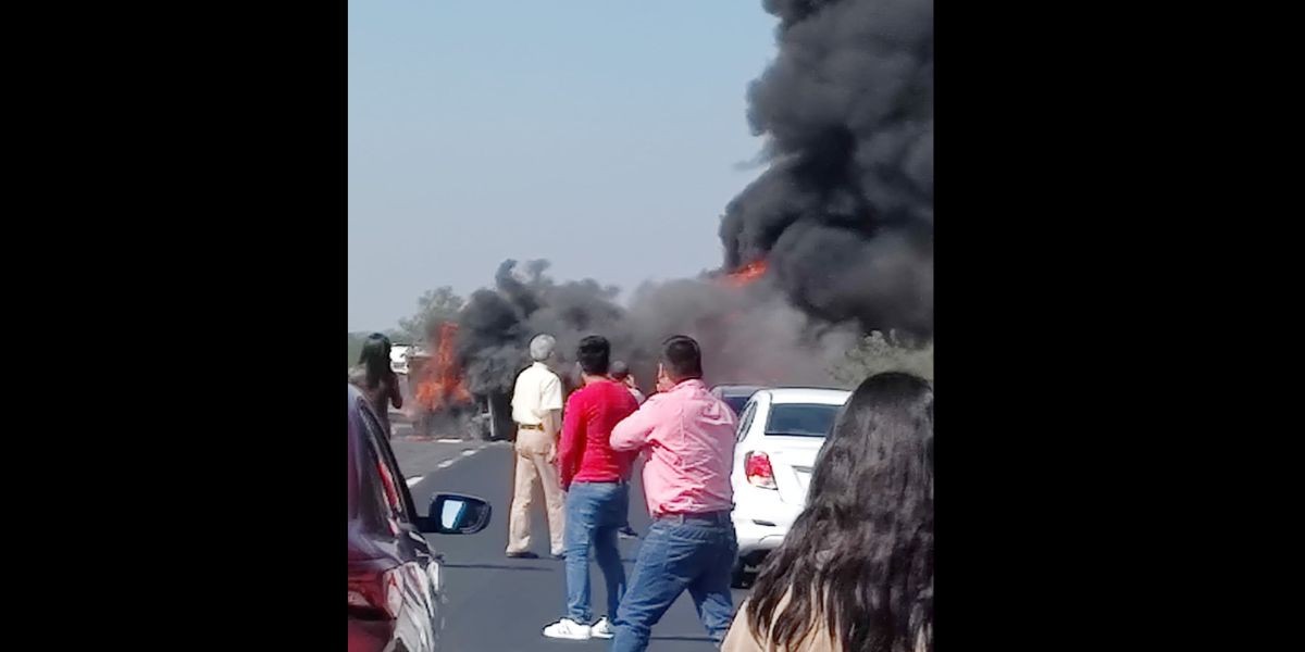 Vuelca tráiler en autopista de Celaya y se incendia