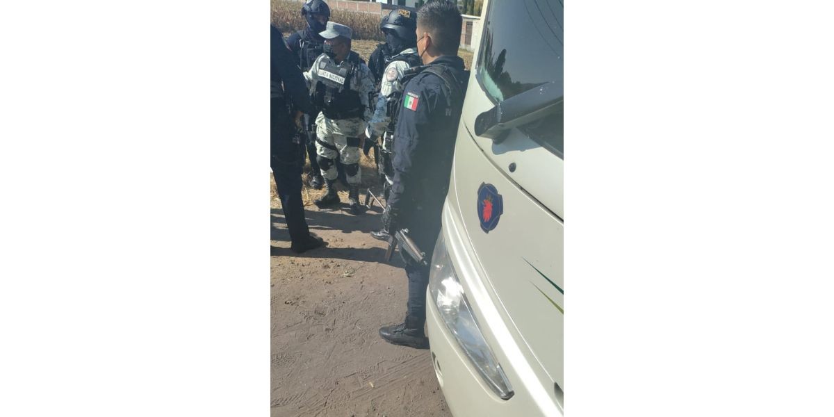 Intentan robar camión de pasajeros y balean a chofer