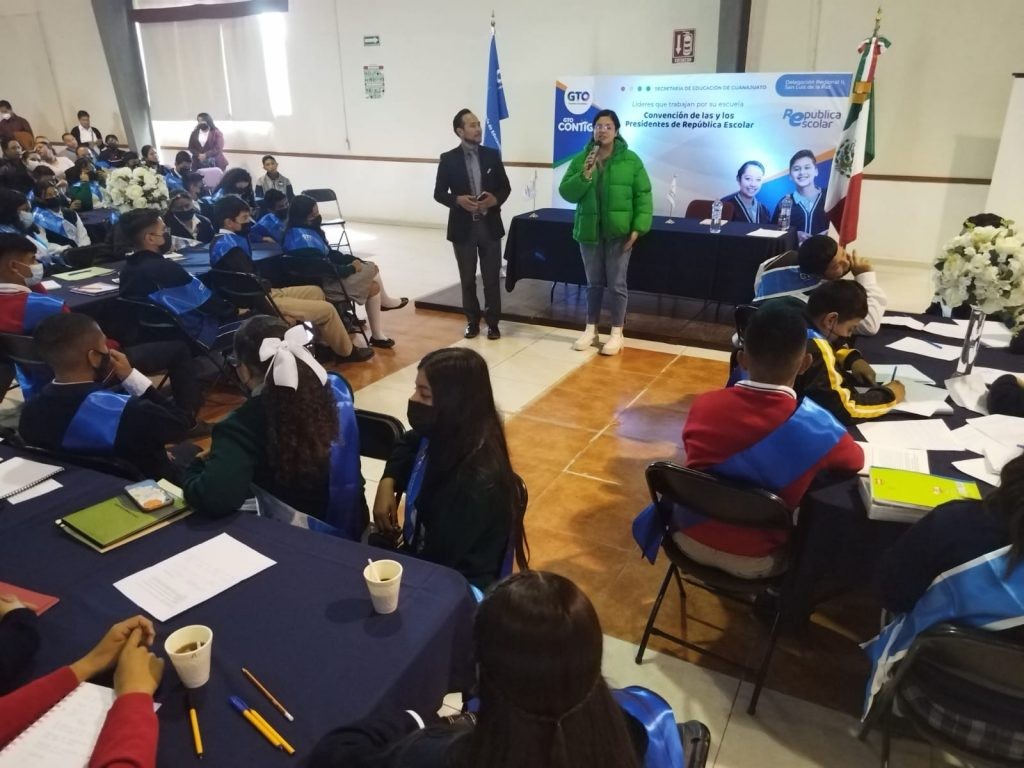 Rinden protesta líderes de República Escolar