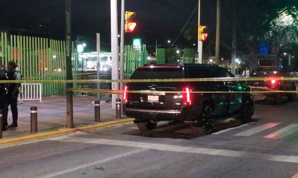 Logra huir de policías dejando varios heridos a su paso
