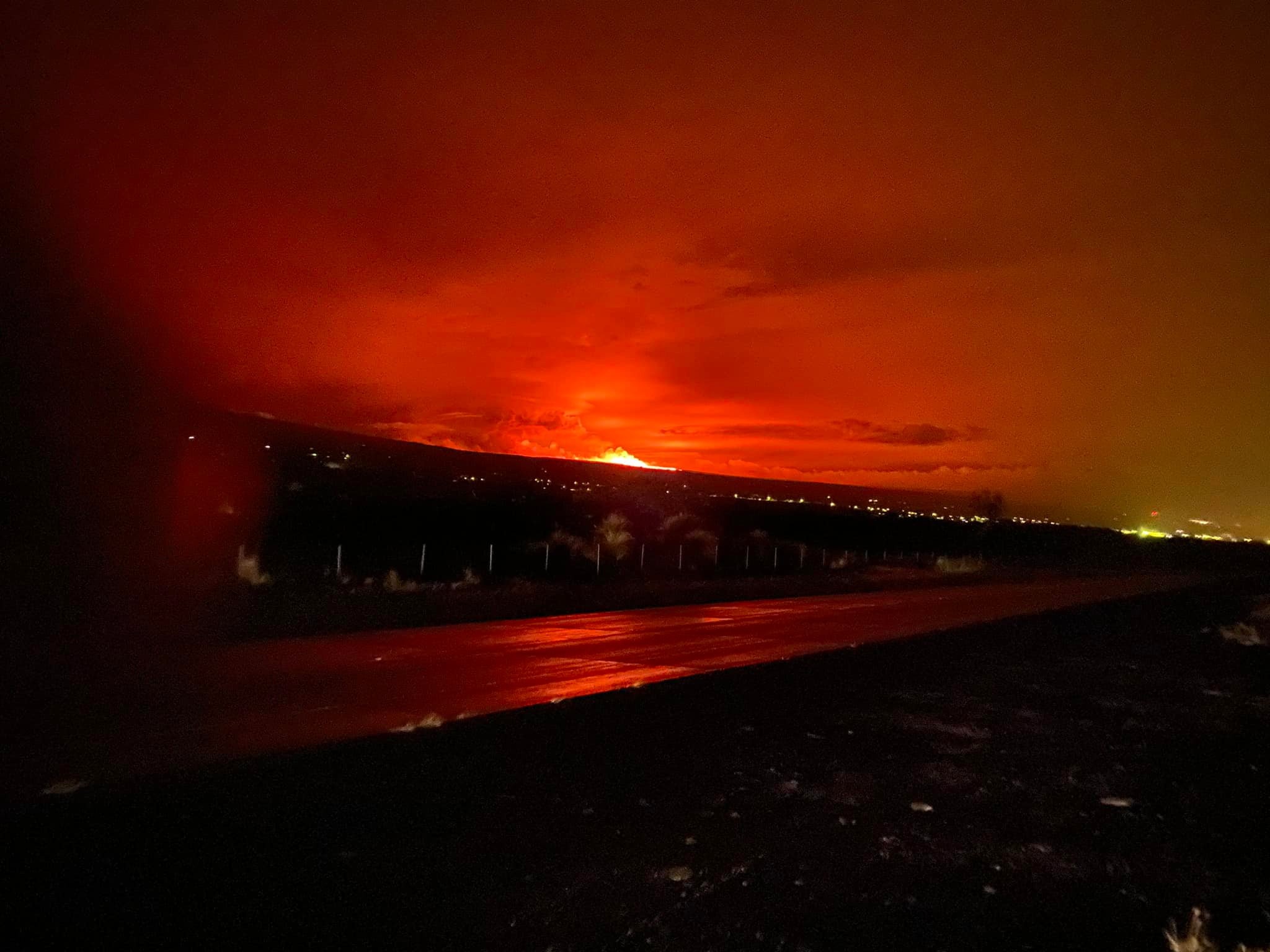 El volcán más grande del mundo entró en erupción en Hawaii