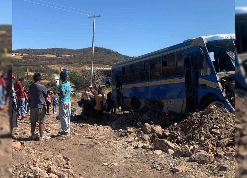 Deja accidente de camión 14 lesionados; iban a comanjilla