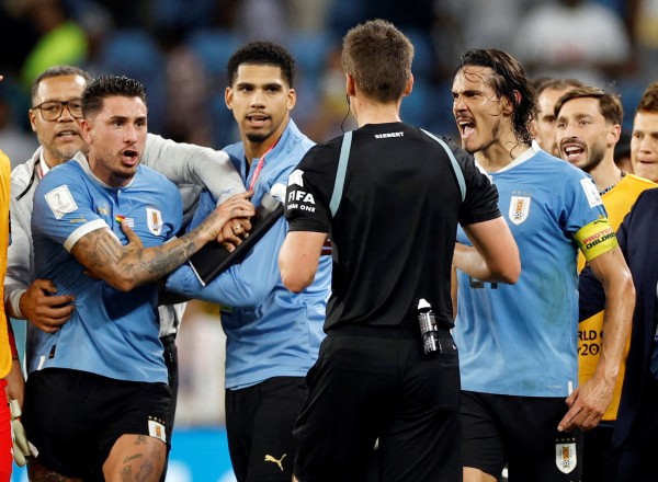 FIFA abre expediente a Uruguay y cuatro futbolistas