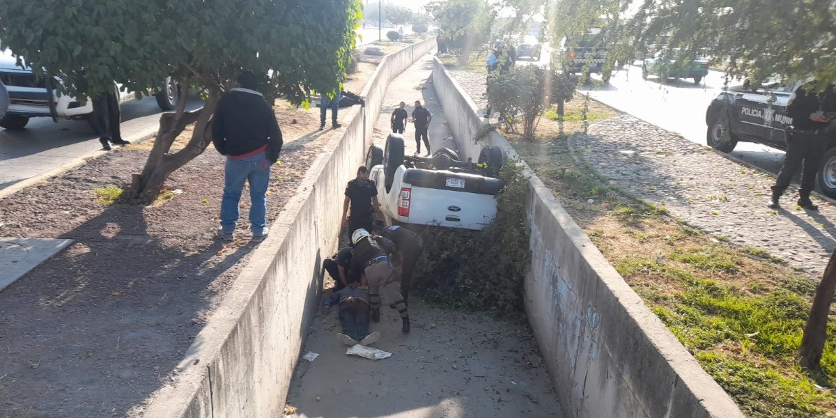 Cae camioneta a canal en Timoteo Lozano