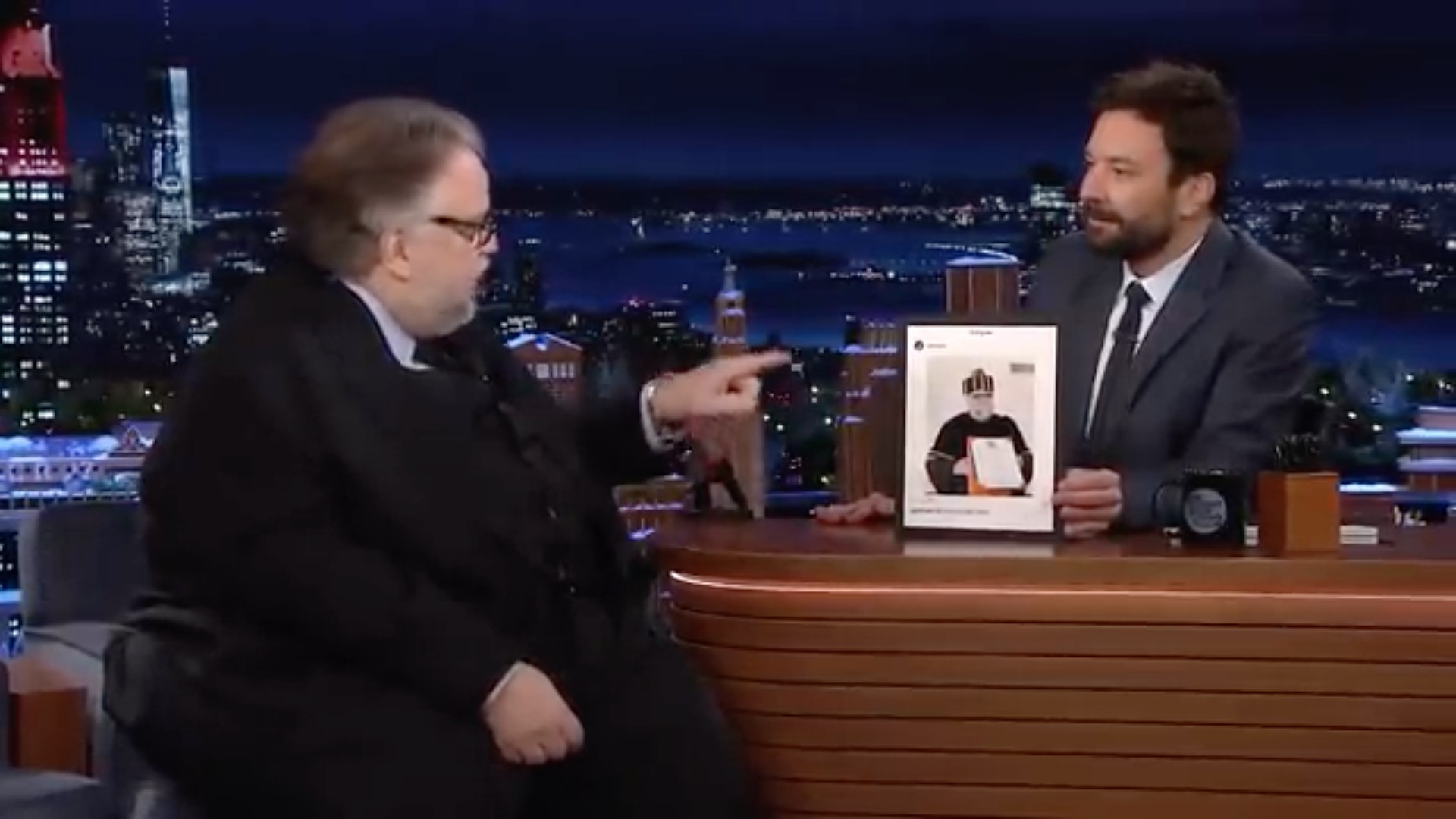 Guillermo Del Toro presume a la UNAM en televisión internacional