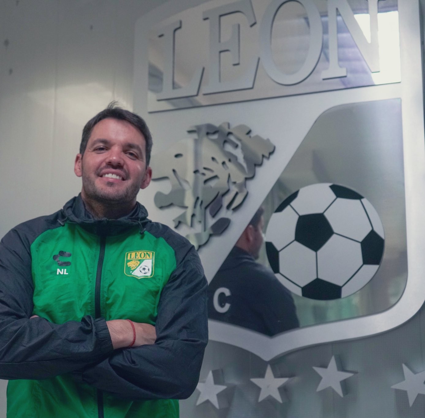 Presentan a Nicolás Larcamón como domador de la Fiera