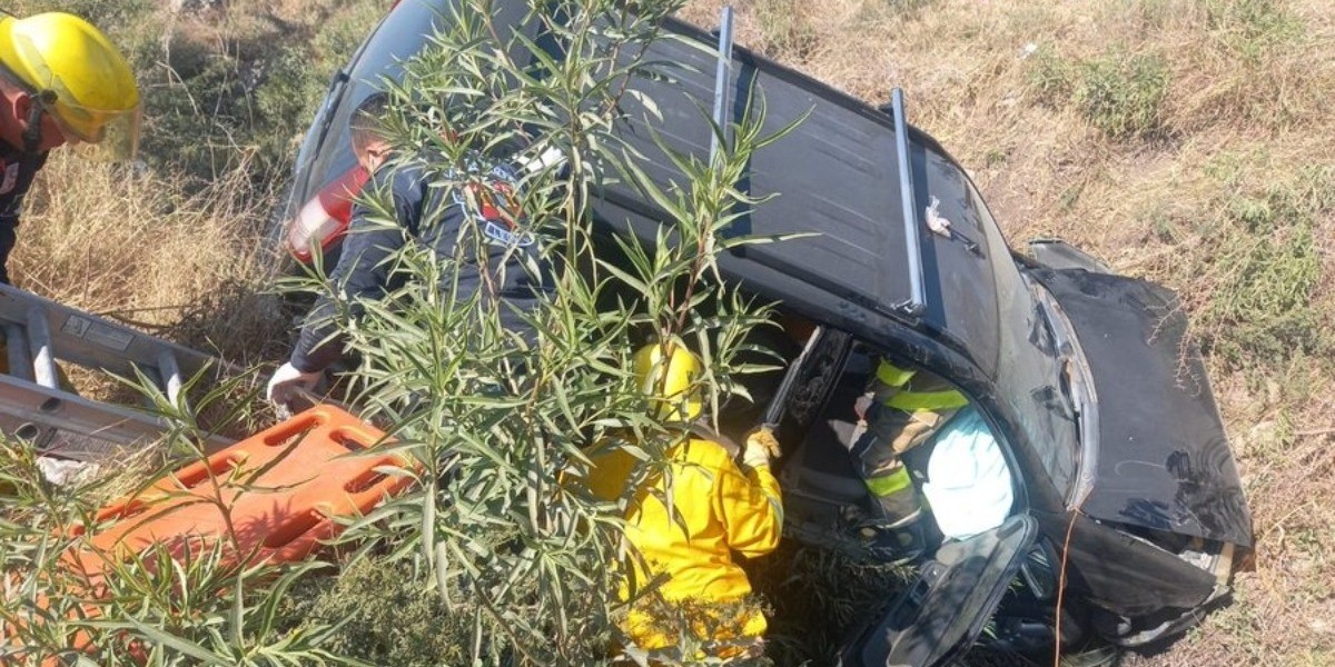 Pierde mujer control de camioneta y cae al río