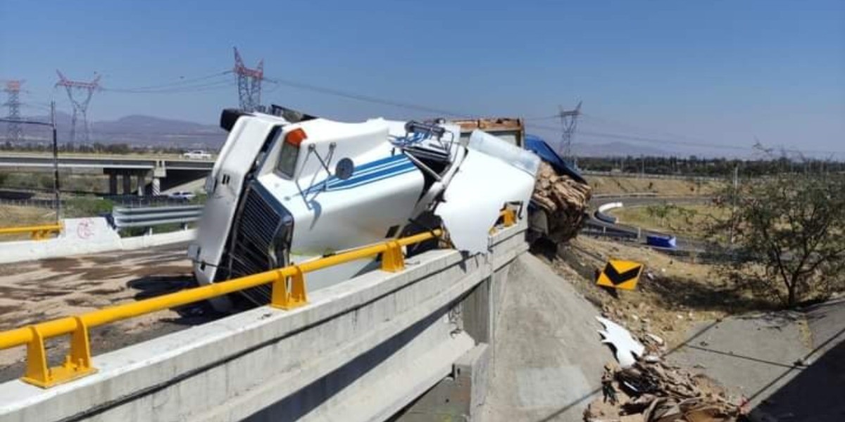 Vuelca tráiler en la León-Aguascalientes... ¡y queda en la 'orillita' de puente!