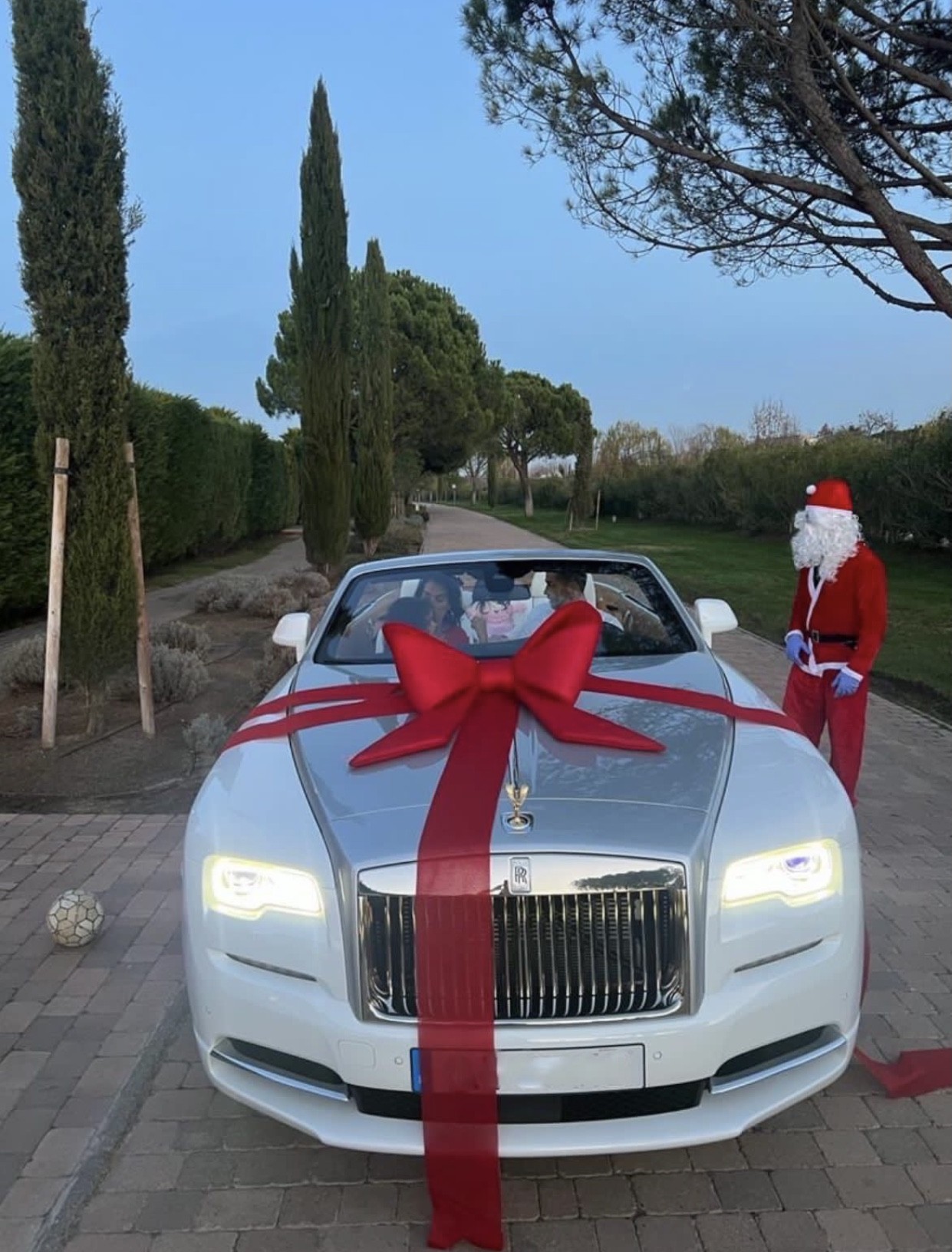 CR7 recibe un lujoso regalo de navidad