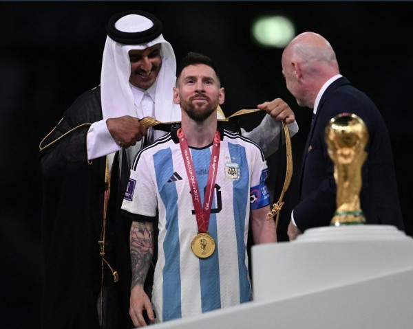 Ofrecen millones por la túnica negra de Messi