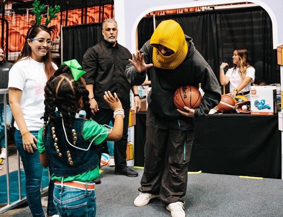 Bad Bunny reparte regalos navideños en Puerto Rico