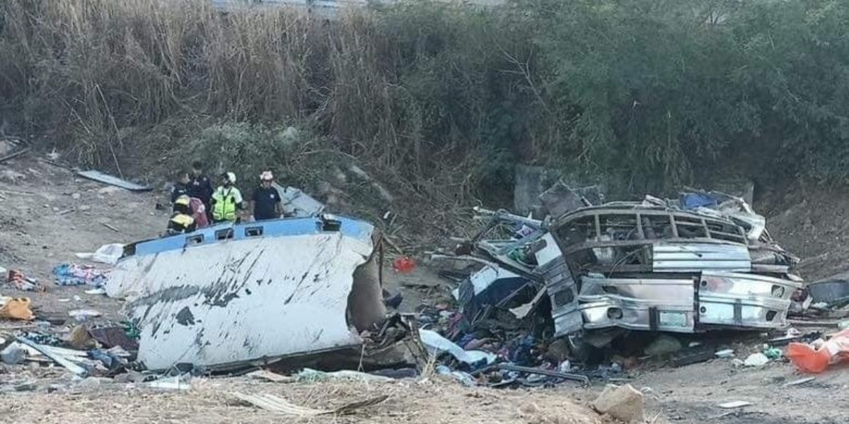 Mueren 15 leoneses en camionazo en Nayarit