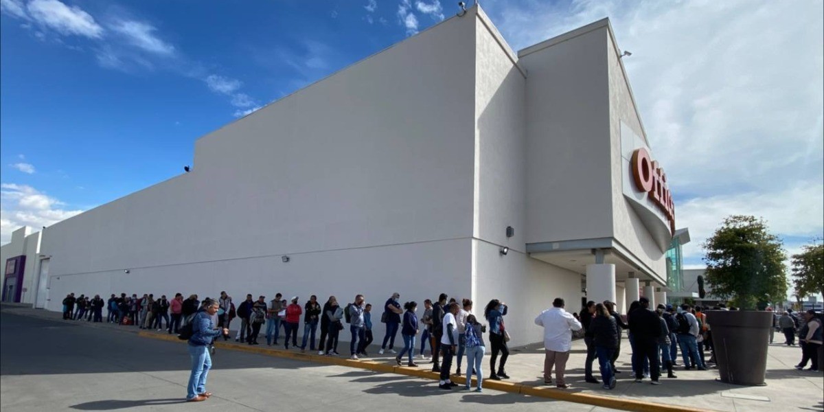 Atiborran oficinas del Infonavit para evitar que su deuda aumente con ajuste al salario mínimo