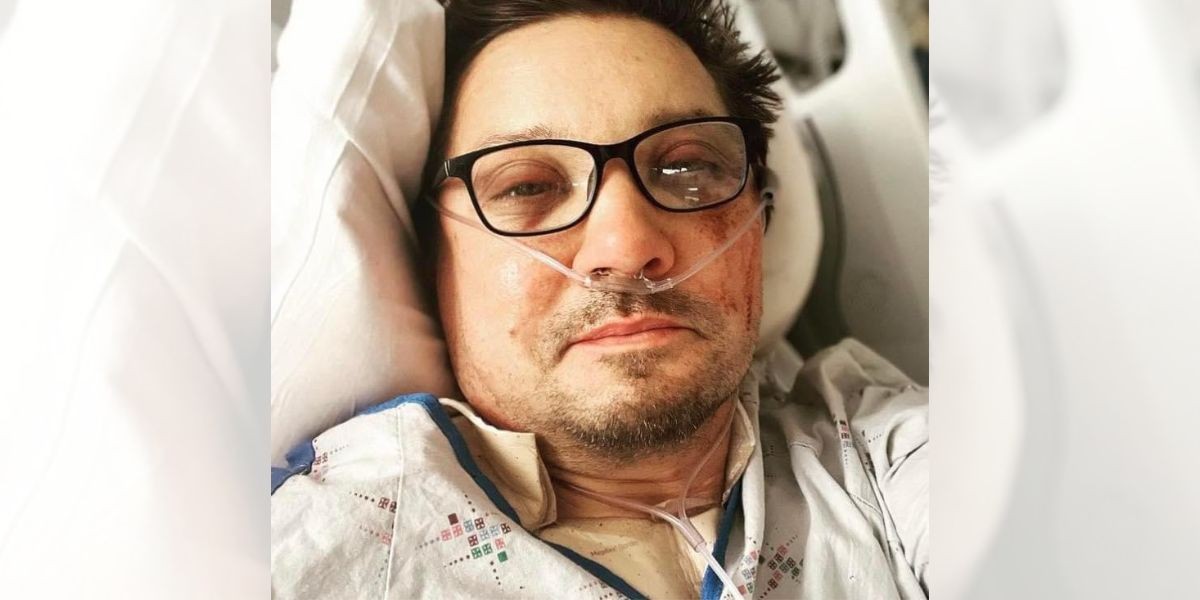 Se accidenta Jeremy Renner al ayudar a conductor varado