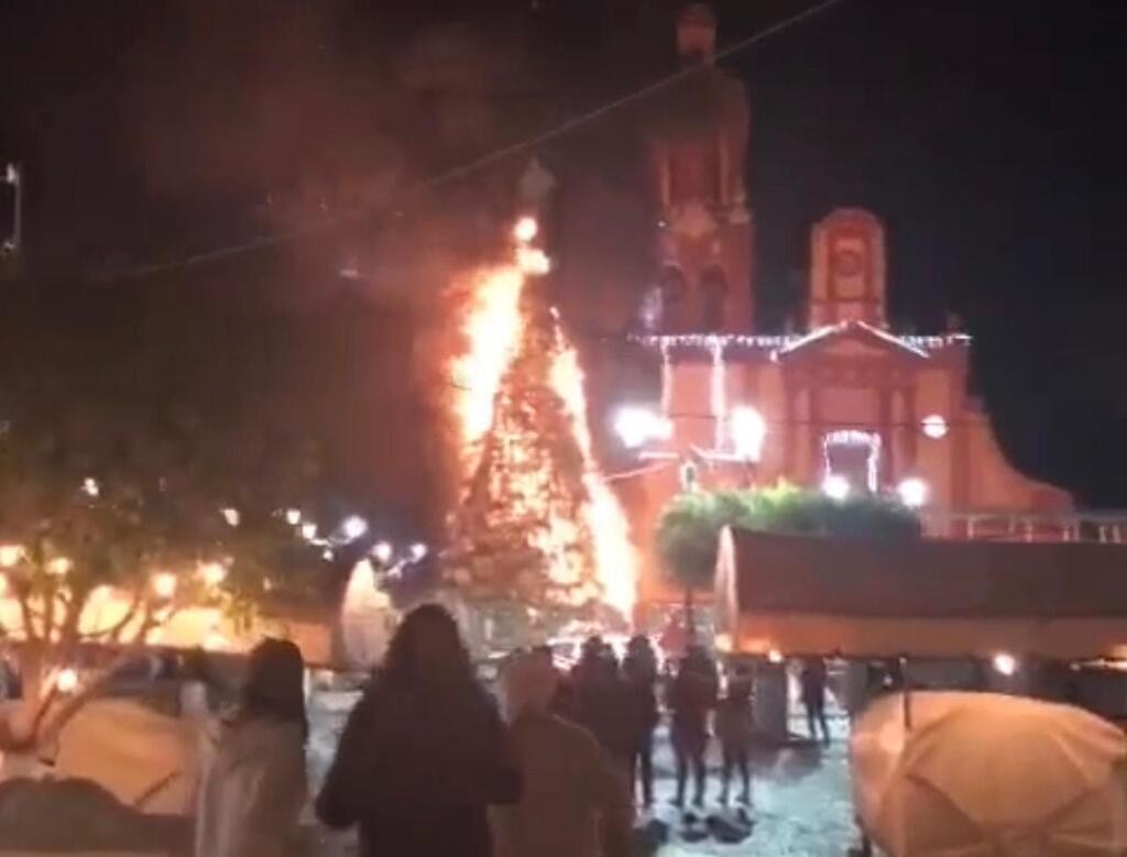 Arde árbol de navidad en Querétaro