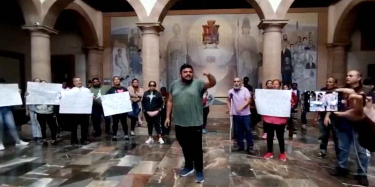 Protestan comerciantes de León l por reubicación de sus puestos